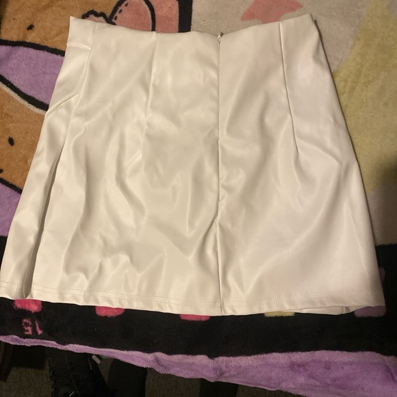 White skirt - Picture 1 of 3